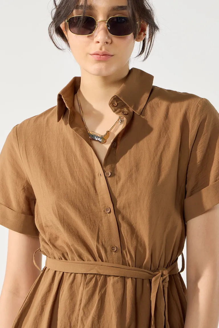 Vestido camisero corto de algodón en tono marrón con diseño elegante y ajustable de Cuesta Blanca en Vestidos para argentina