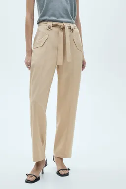 Pantalón trabillas botón lazo de Mango en Pantalones para argentina
