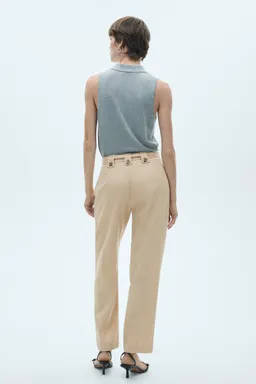 Pantalón trabillas botón lazo de Mango en Pantalones para argentina