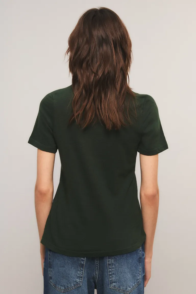 Remera manga corta con escote redondo y estampa frontal estilo gótico de Kosiuko en Remeras para argentina