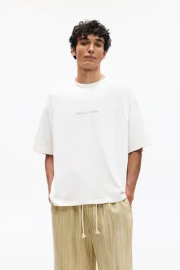 Remera bordado temple of greatness de Pull&Bear en Remeras y Polos para argentina
