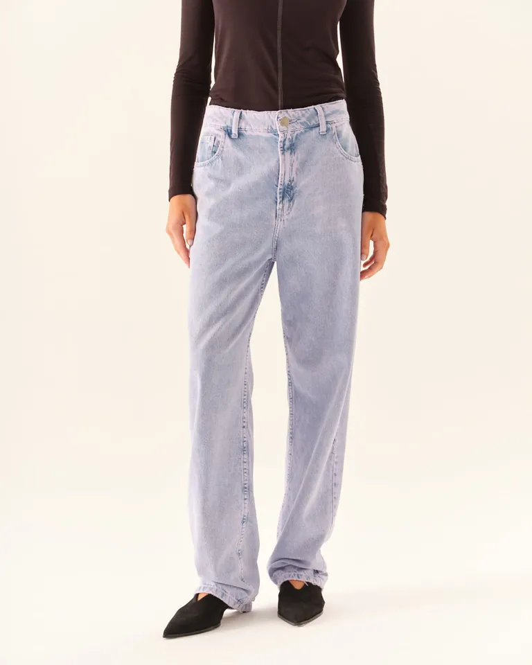 Jean recto de mujer con tiro medio y terminación amplia en botamangas de Furzai en Pantalones para argentina