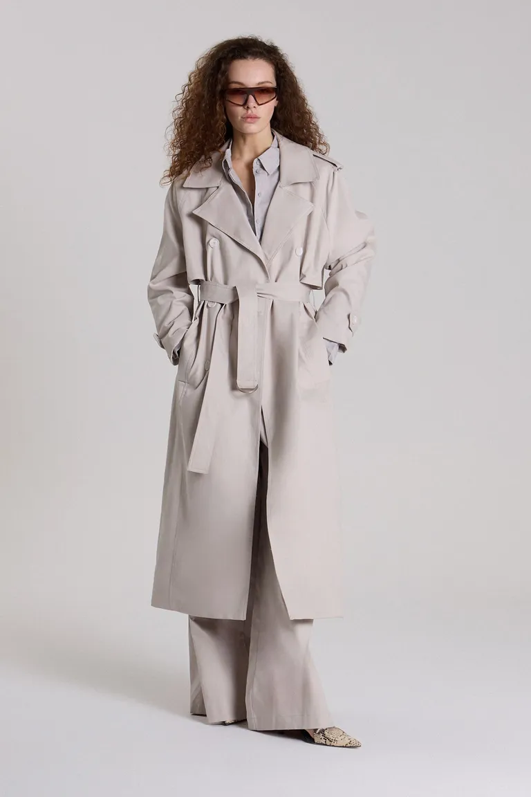 Trench de gabardina largo cruzado con botones marcados de Maria Cher en Chaquetas para argentina