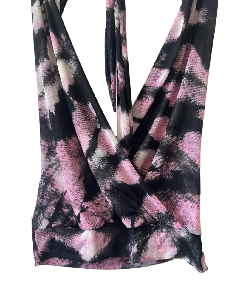 Blusa con diseño de buche drapeado y cuello halter en estampado original de Audaz en Blusas para argentina