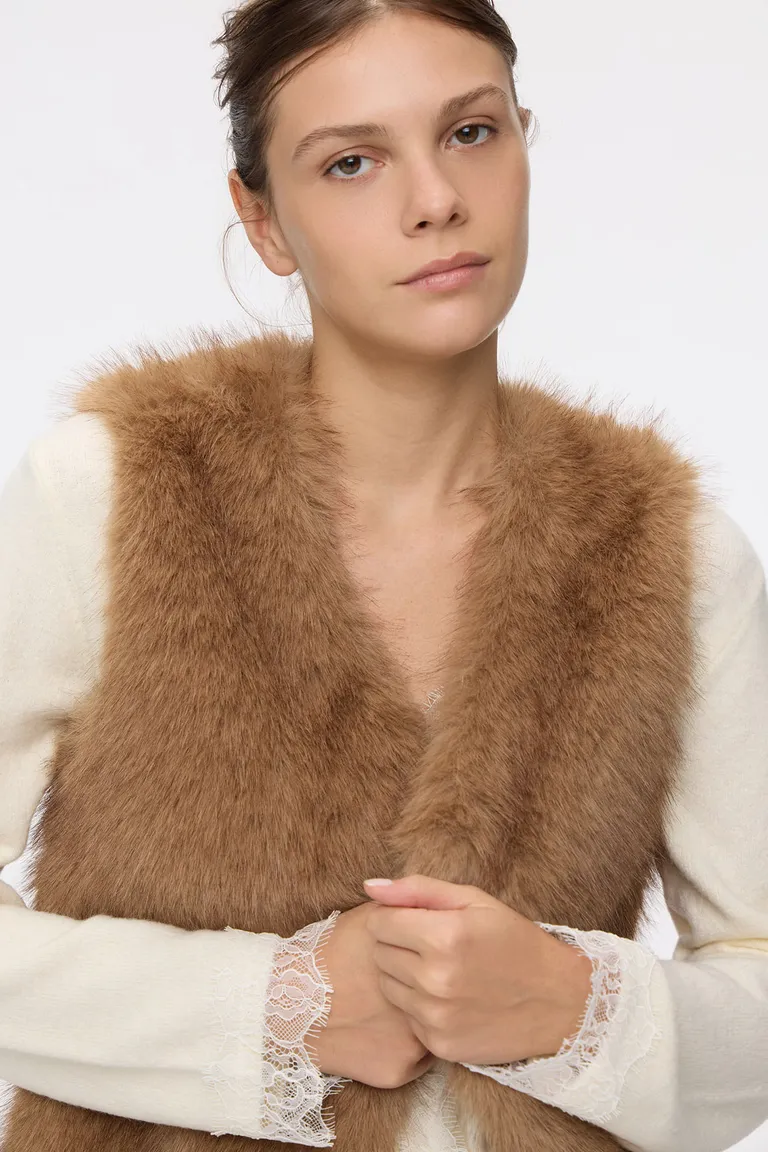 Chaleco sin mangas símil piel con acceso frontal oculto de largo a la cadera de Cuesta Blanca en Chalecos para argentina