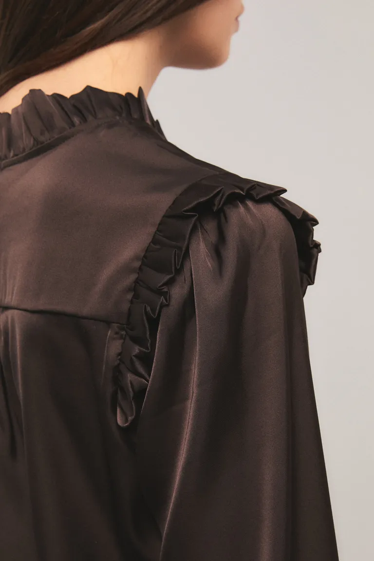 Camisa de manga larga con detalles de jabot en escote, cuello y puntilla en puños de Kosiuko en Camisas para argentina