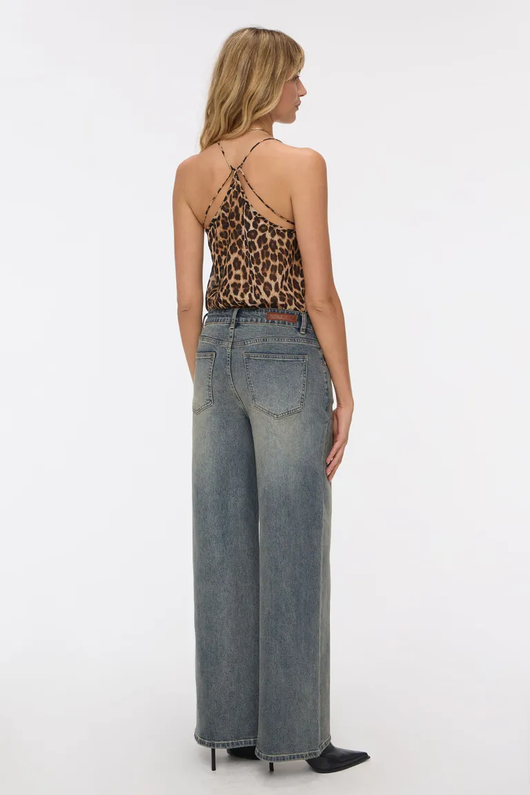 Pantalón de mujer tiro alto con corte amplio y cinco bolsillos de Cuesta Blanca en Pantalones para argentina