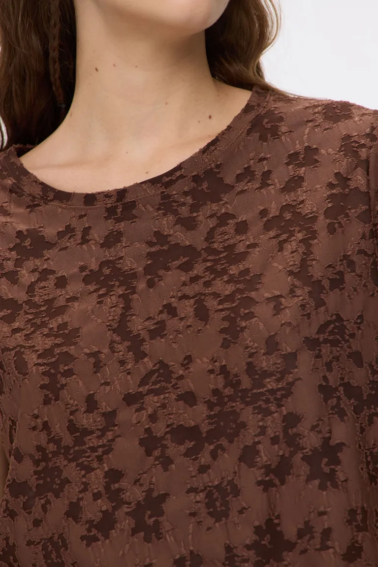 Remera de cuello redondo con mangas cortas y textura devoré floral de Cuesta Blanca en Remeras para argentina