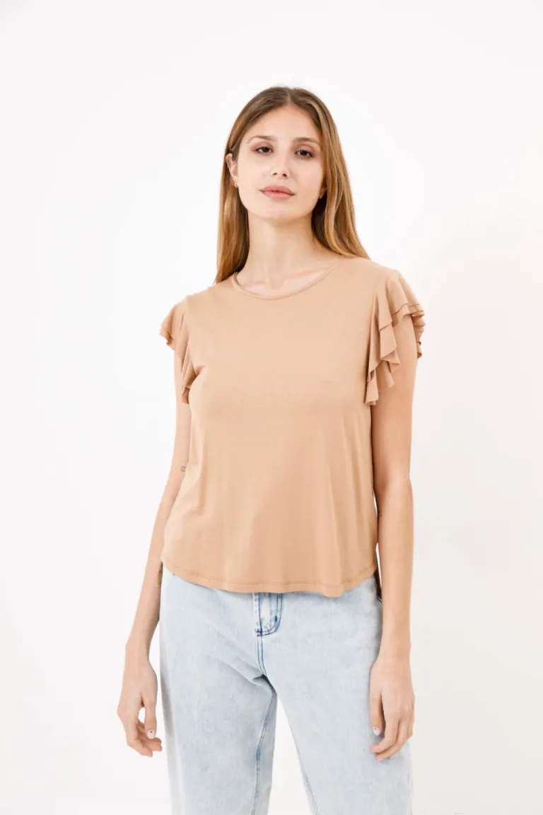 Remera de mujer de líneas simples y corte relajado en color beige de Apricot en Remeras para argentina