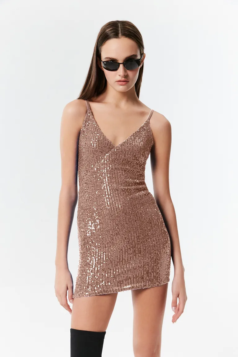 Vestido corto ajustado con escote V y breteles regulables para eventos especiales de Naíma en Vestidos para argentina