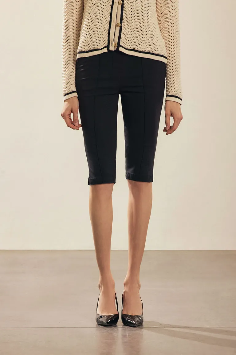 Pantalón capri con bolsillos y tajo en el ruedo, ideal para un estilo casual y confortable de Portsaid en Pantalones para argentina