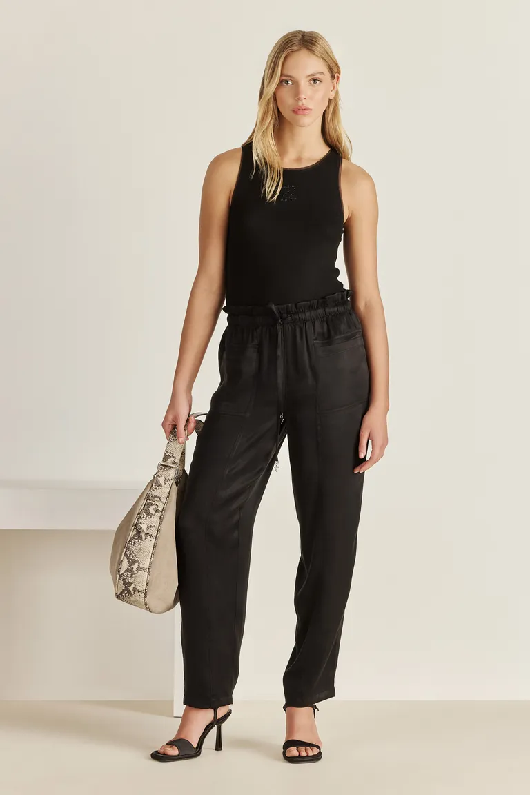 Musculosa negra con diseño de strass, un básico imprescindible para el vestidor femenino de Tucci en Tops para argentina