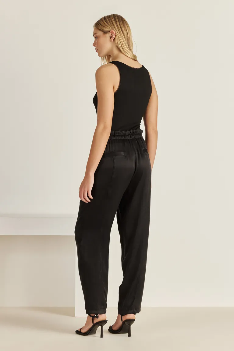 Musculosa negra con diseño de strass, un básico imprescindible para el vestidor femenino de Tucci en Tops para argentina