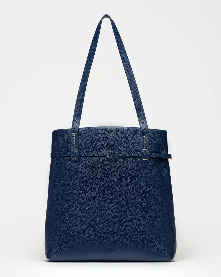 Cartera tote vertical de cuero graneado azul marino con detalles en hebilla de Prüne en Bolsos y Carteras para argentina