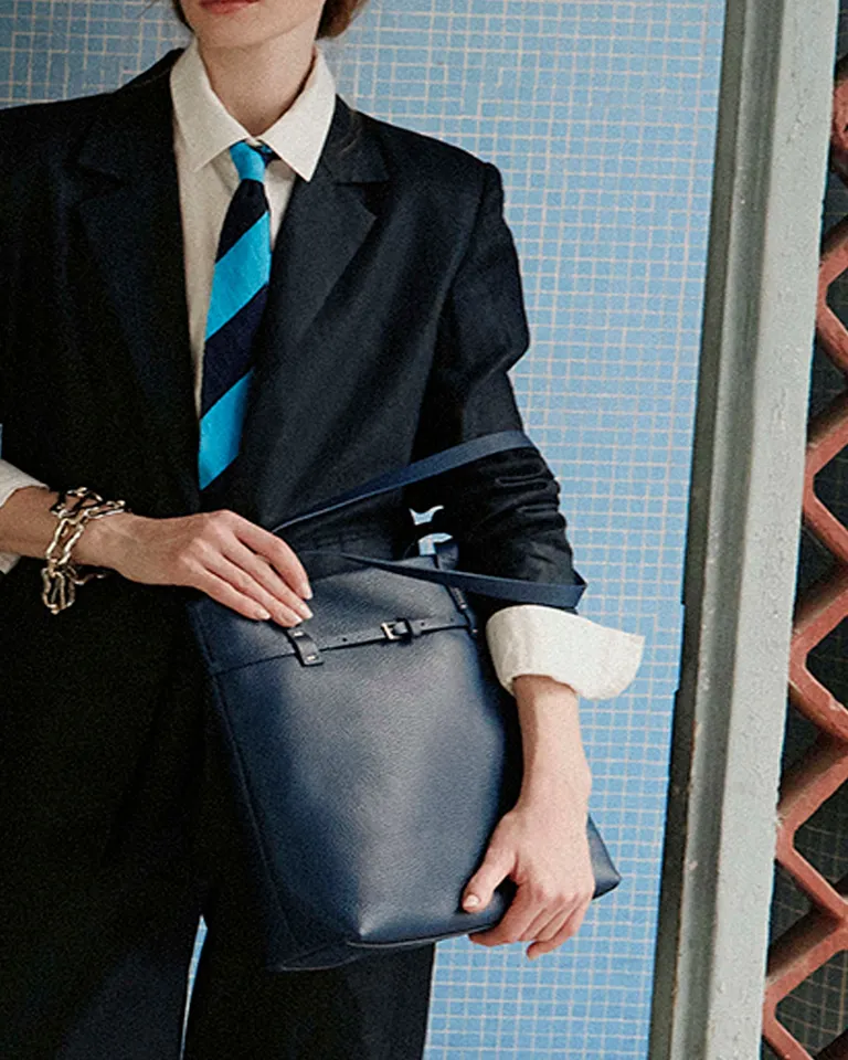 Cartera tote vertical de cuero graneado azul marino con detalles en hebilla de Prüne en Bolsos y Carteras para argentina