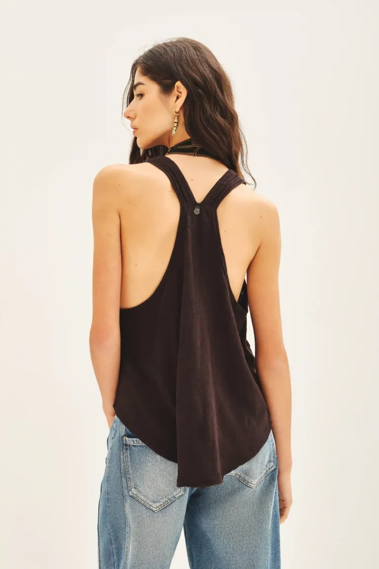 Musculosa holgada y escote pronunciado, un básico versátil para tu clóset de Rapsodia en Tops para argentina