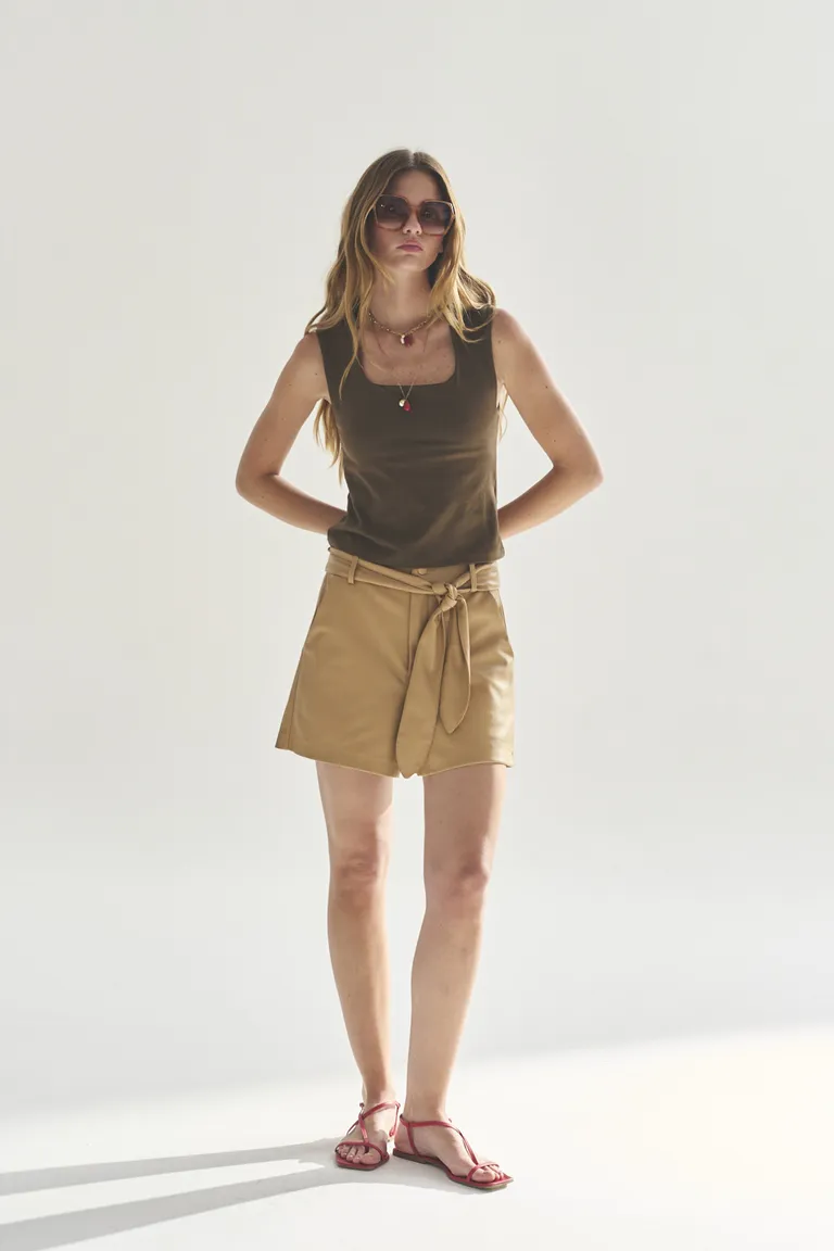 Short de corte recto y cintura alta en tono marrón de Akiabara en Shorts para argentina