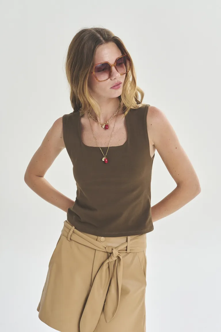 Short de corte recto y cintura alta en tono marrón de Akiabara en Shorts para argentina