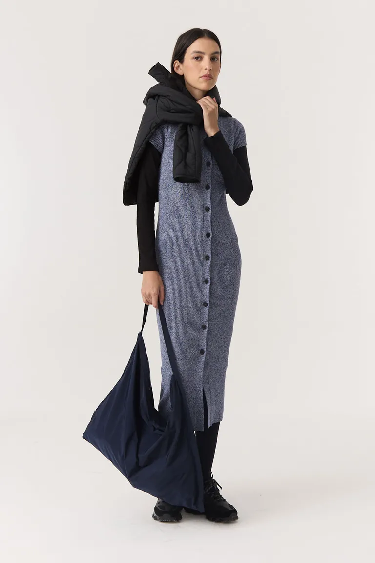 Vestido tejido midi con cuello camisero y cierre frontal de botones de Furzai en Vestidos para argentina