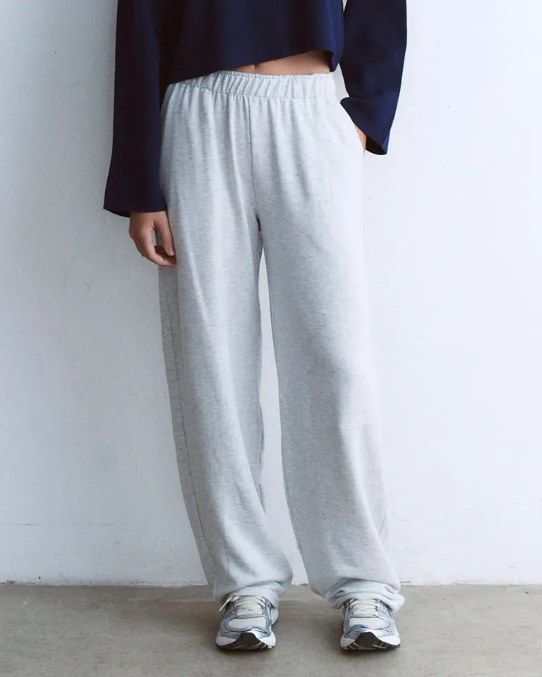 Pantalones holgados y elásticos en tono gris para un look deportivo y casual de Sky en Pantalones para argentina