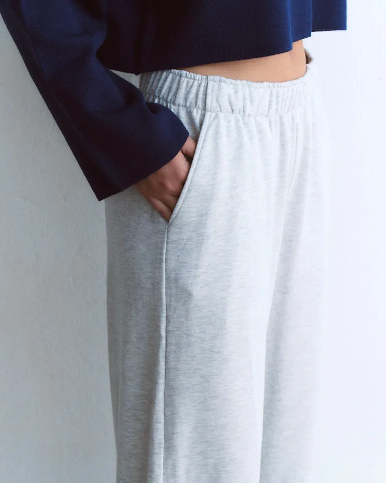 Pantalones holgados y elásticos en tono gris para un look deportivo y casual de Sky en Pantalones para argentina