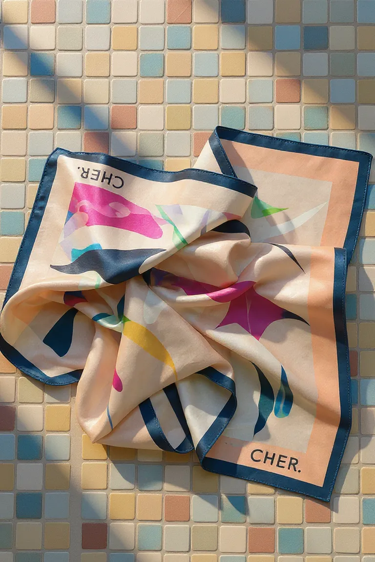 Pañuelo de seda estampado con diseño elegante y colorido de Maria Cher en Bufandas y Pañuelos para argentina