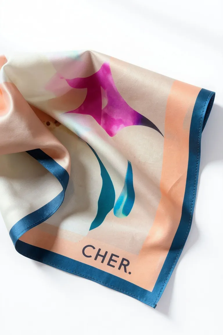 Pañuelo de seda estampado con diseño elegante y colorido de Maria Cher en Bufandas y Pañuelos para argentina