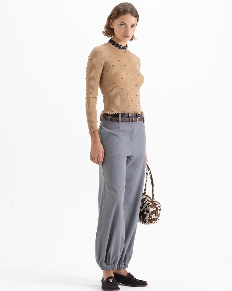 Remera de mangas largas con ajuste al cuerpo y detalle de pequeñas piedras bordadas en toda la prenda de Jazmin Chebar en Remeras para argentina