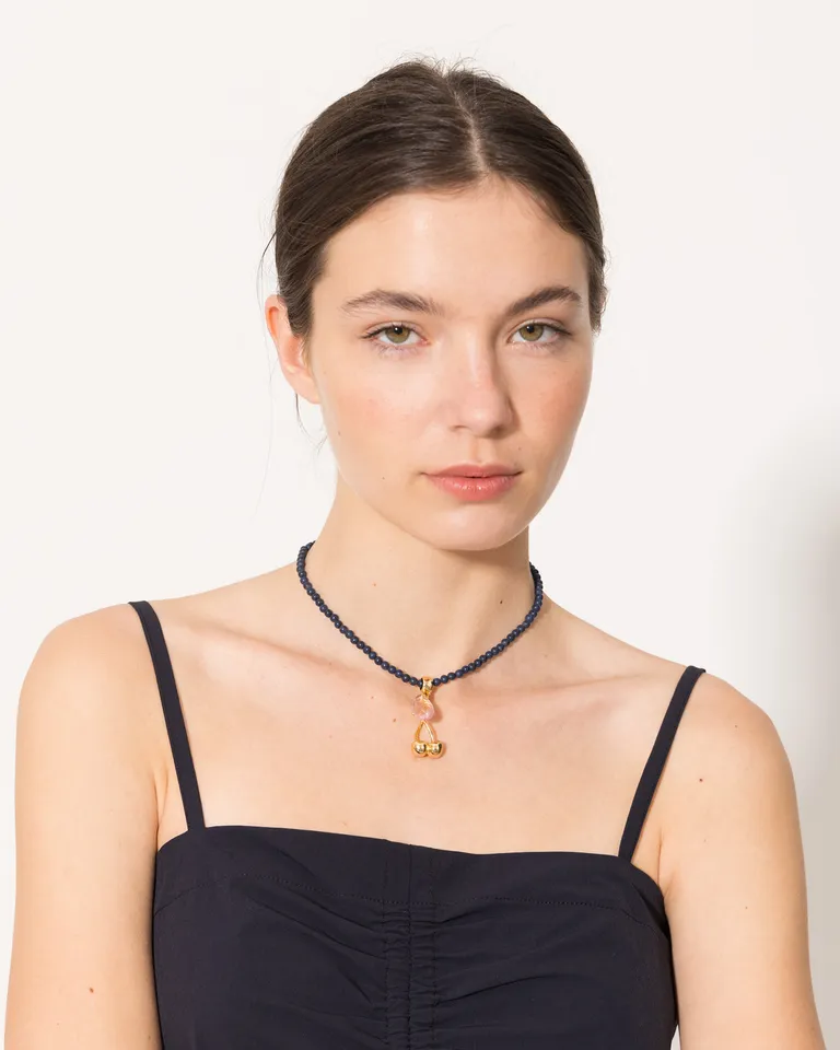 Collar con dije en forma de cereza: accesorio de moda en tono bronce de Jazmin Chebar en Bijouterie para argentina