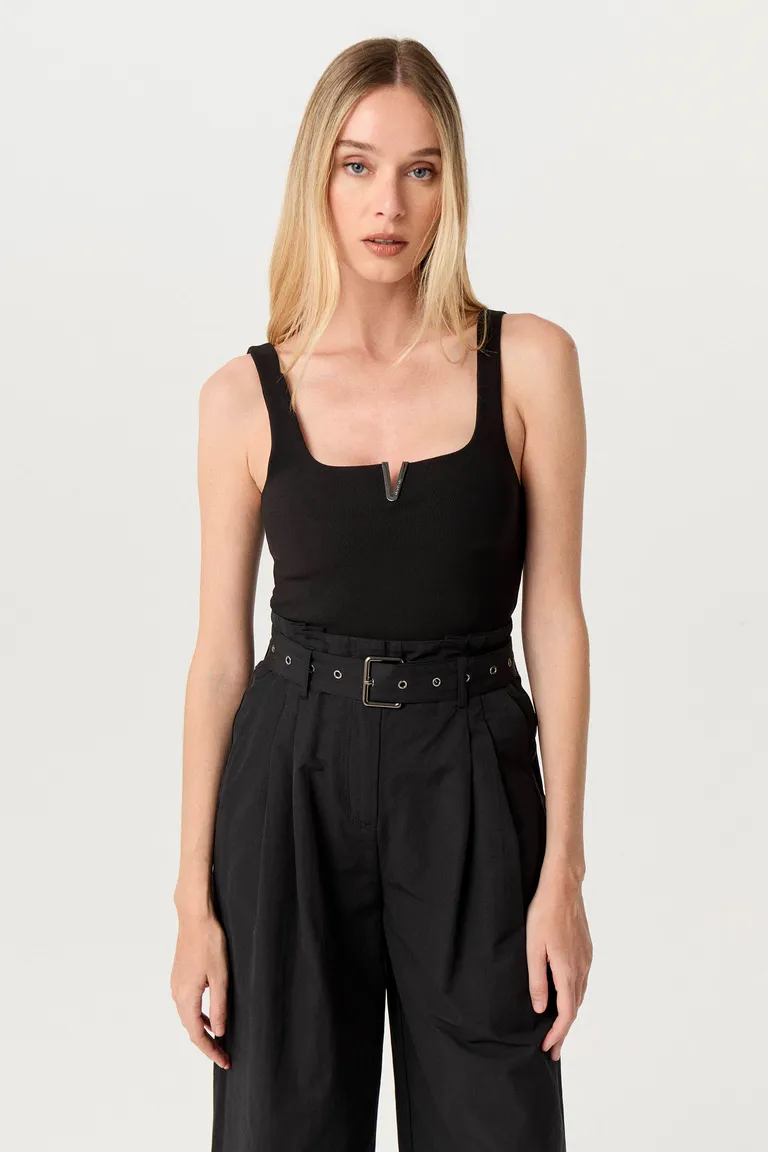 Musculosa negra de ribb compacto de calce anatómico con doble escote cuadrado y breteles anchos de Markova en Tops para argentina