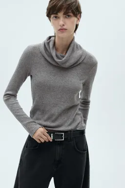 Remera canalé cuello vuelto de Mango en Buzos y Sweaters para argentina