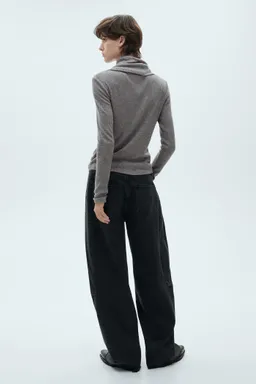 Remera canalé cuello vuelto de Mango en Buzos y Sweaters para argentina