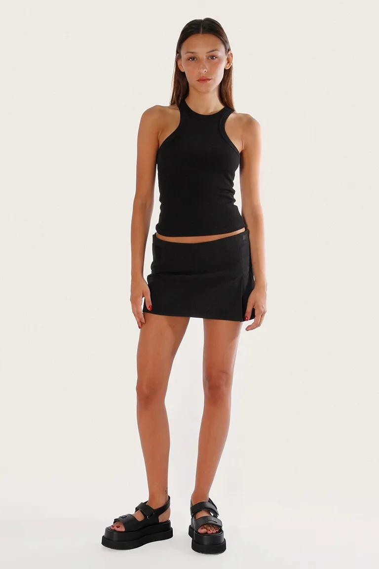 Falda naru negra de corte modular y diseño elegante de Sofia Sarkany en Faldas para argentina