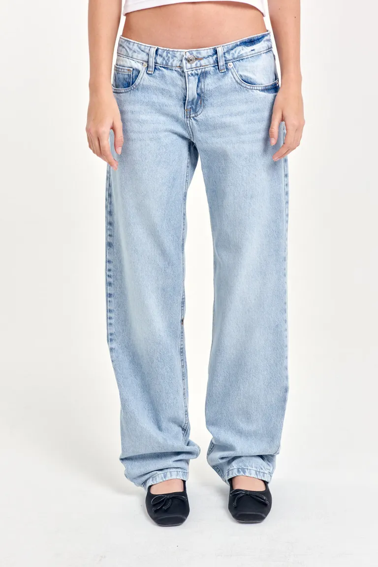 Pantalón de tiro bajo de corte recto y pierna amplia en denim azul claro de 47 Street en Pantalones para argentina