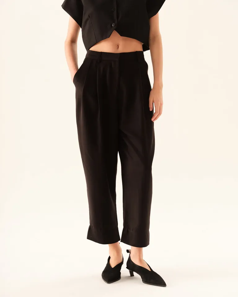 Pantalón de corte recto con pinzas frontales y bolsillos laterales hasta los tobillos de Furzai en Pantalones para argentina