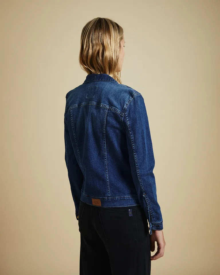 Campera de calce recto con botones metálicos y bolsillos frontales con solapa de Wanama en Chaquetas para argentina