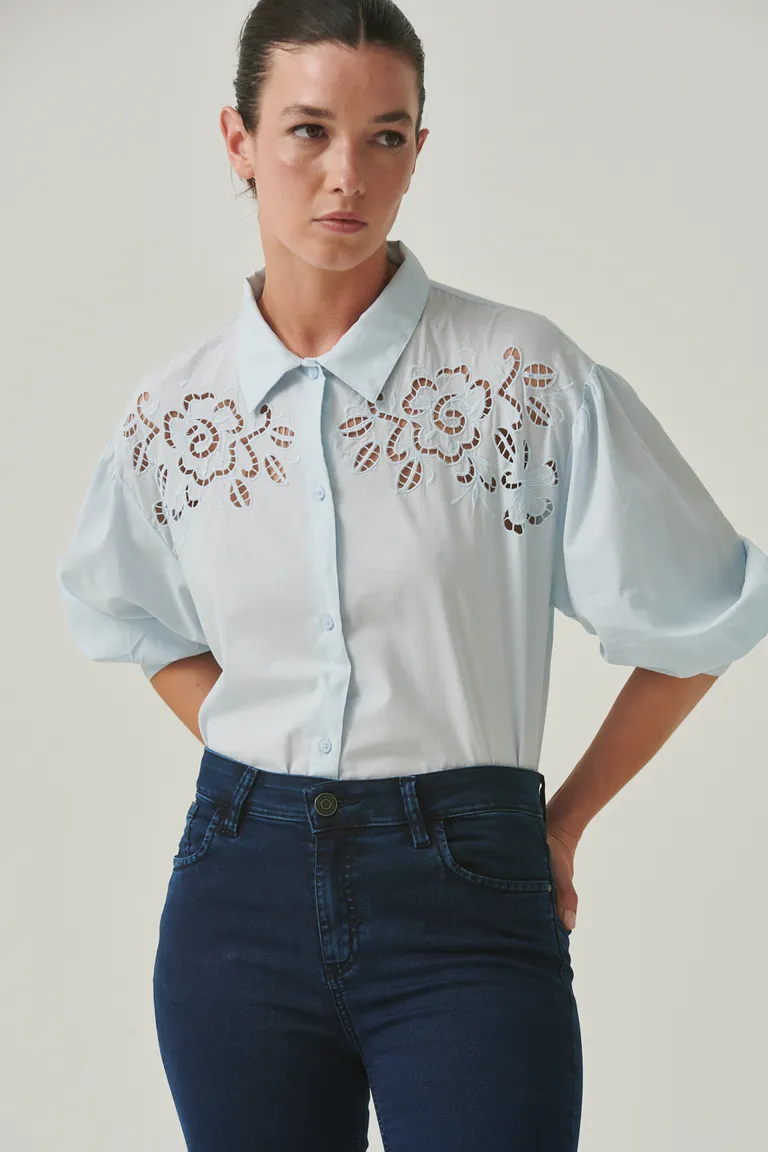 Camisa de algodón con bordado calado y mangas abullonadas, una prenda elegante y versátil de Sweet en Camisas para argentina
