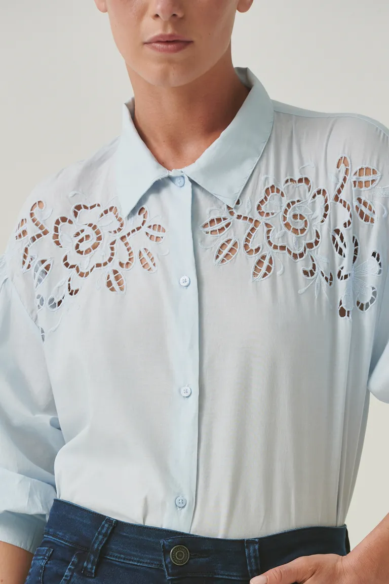 Camisa de algodón con bordado calado y mangas abullonadas, una prenda elegante y versátil de Sweet en Camisas para argentina