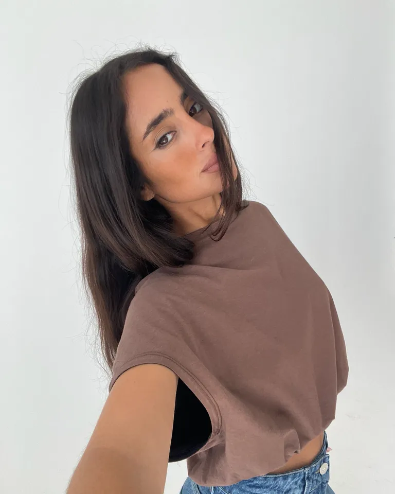 Remera de algodón, estilo ballon, con elástico en la cintura, disponible en diferentes tallas de Naíma en Remeras para argentina