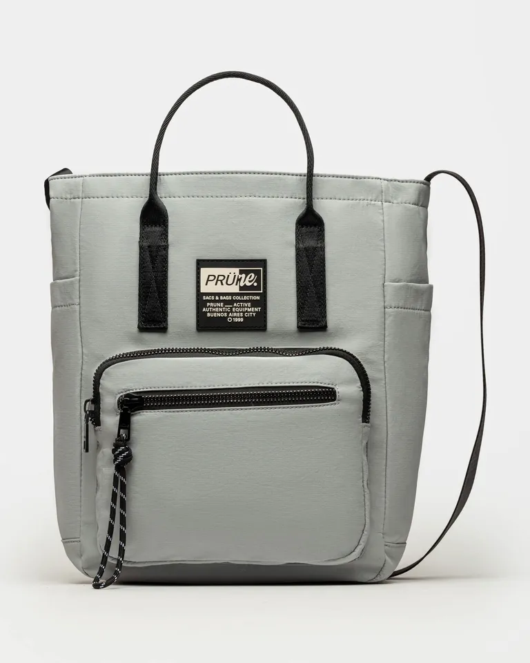 Bolso de hombro Forest en nylon color gris con marcario en blanco y negro de Prüne en Bolsos y Carteras para argentina