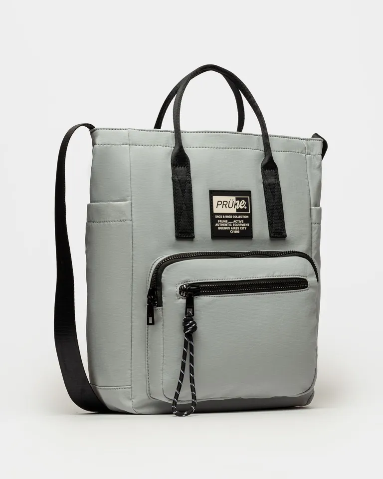Bolso de hombro Forest en nylon color gris con marcario en blanco y negro de Prüne en Bolsos y Carteras para argentina