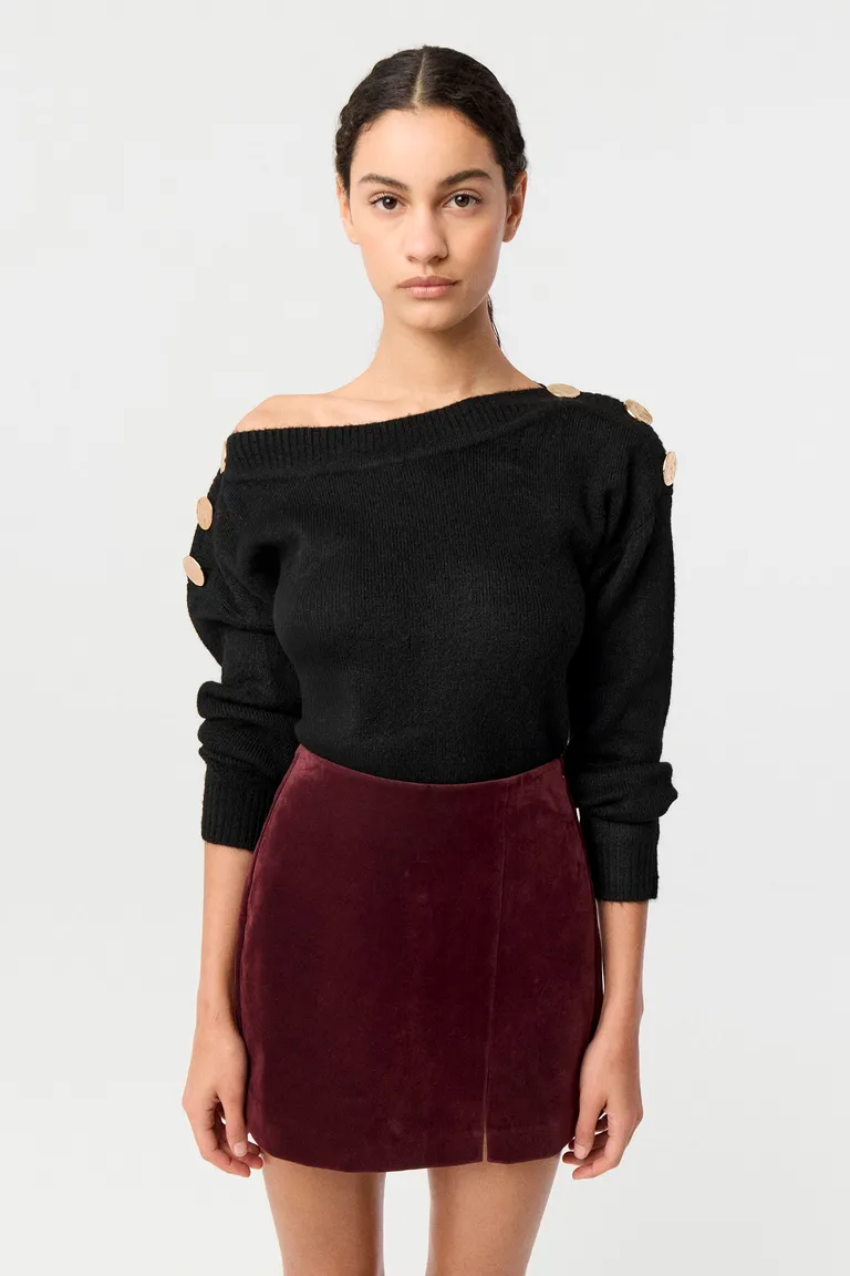 Sweater tejido de calce relajado con escote bote y detalles de botones metálicos en los hombros de Markova en Buzos y Sweaters para argentina