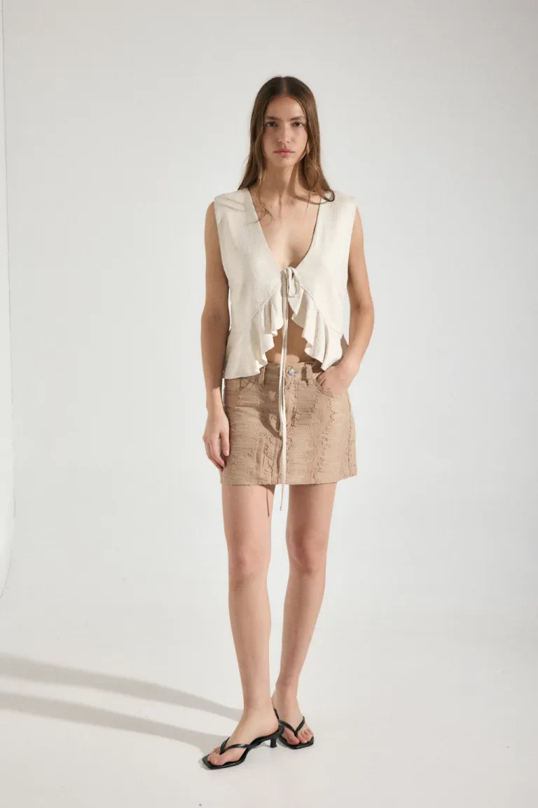 Falda mini de denim desgastado con roturas, diseño casual y versátil para el día a día de Audaz en Faldas para argentina