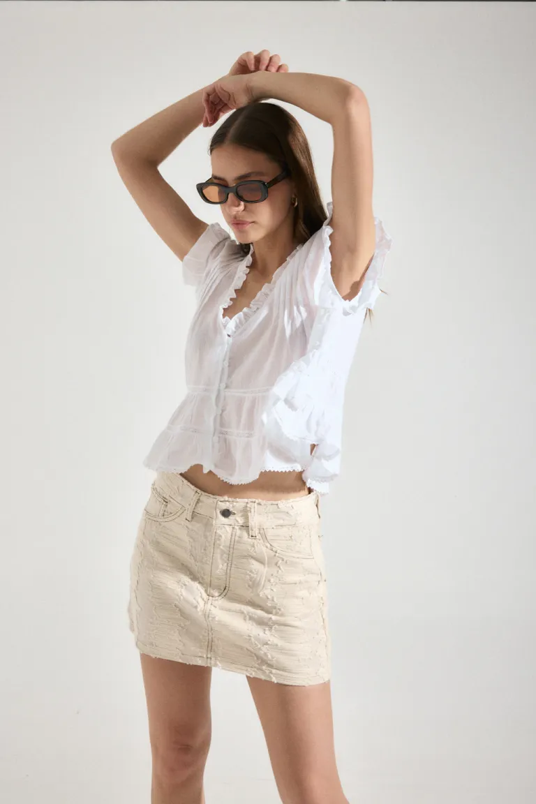 Falda mini de denim desgastado con roturas, diseño casual y versátil para el día a día de Audaz en Faldas para argentina