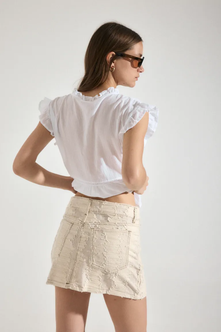 Falda mini de denim desgastado con roturas, diseño casual y versátil para el día a día de Audaz en Faldas para argentina