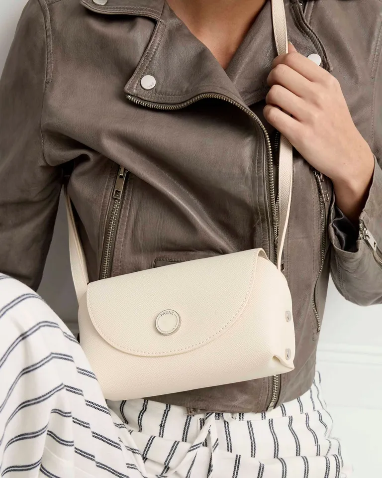 Bandolera de efecto cuero con cierre y compartimentos interiores de Prüne en Bolsos y Carteras para argentina