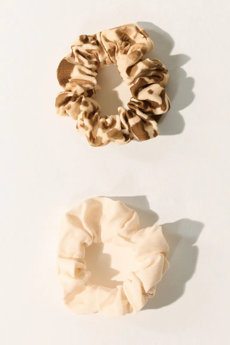 Set por dos scrunchies combinados textura jersey y crepe para pelo de Cuesta Blanca en Ropa Interior y Medias para argentina