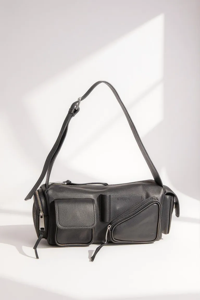 Bolso de cuero negro con diseño moderno y funcional de Maria Cher en Bolsos y Carteras para argentina