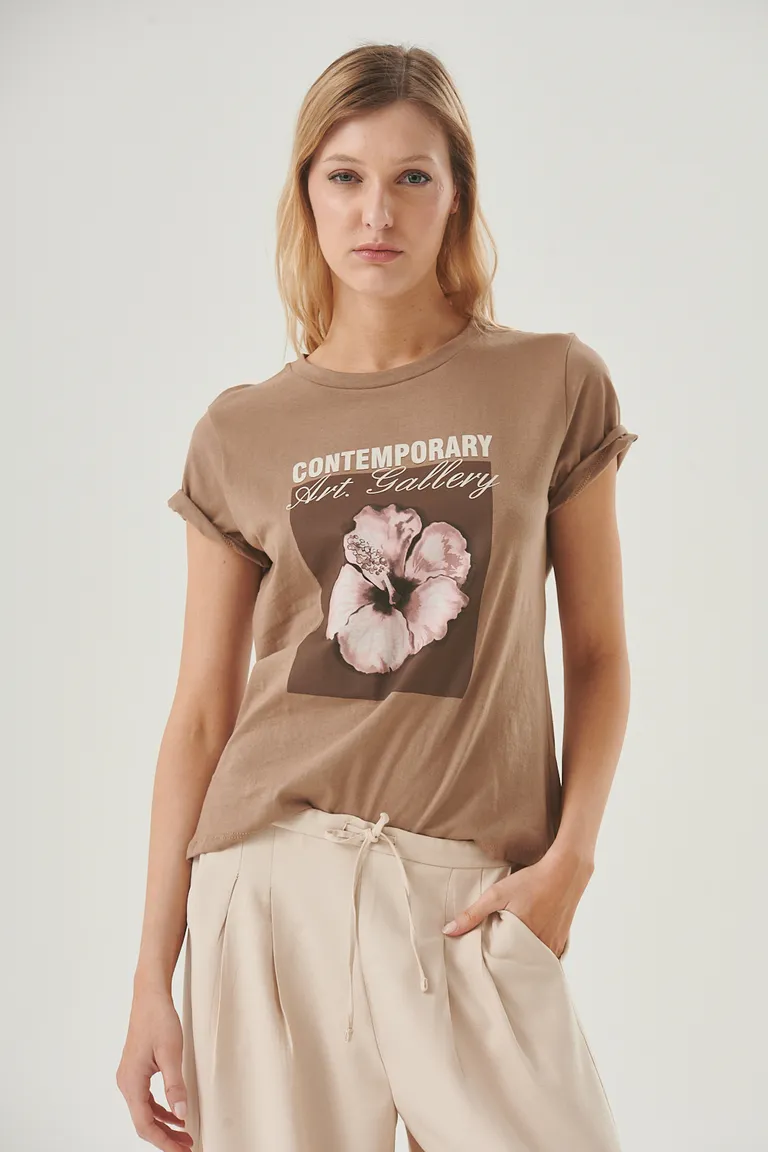 Remera con estampa floral y diseño contemporáneo para un look artístico y fresco de Sweet en Remeras para argentina