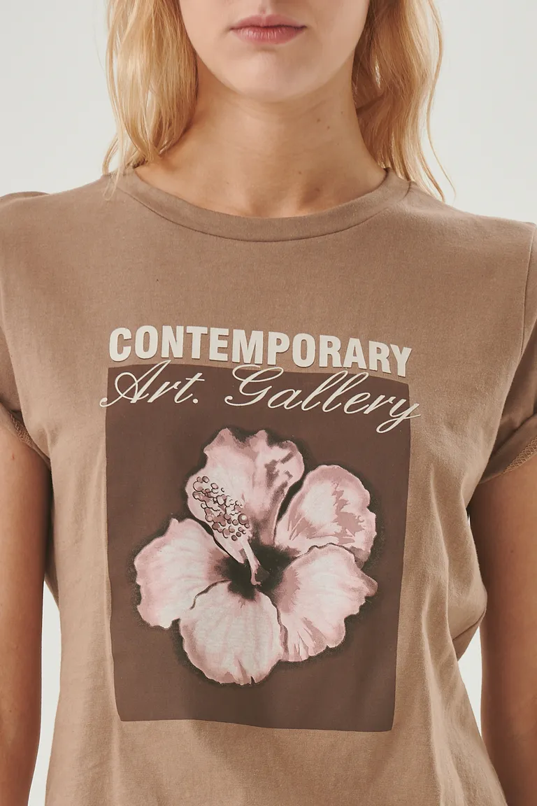 Remera con estampa floral y diseño contemporáneo para un look artístico y fresco de Sweet en Remeras para argentina
